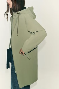 BLOUSON EFFET GOMME AVEC CAPUCHE