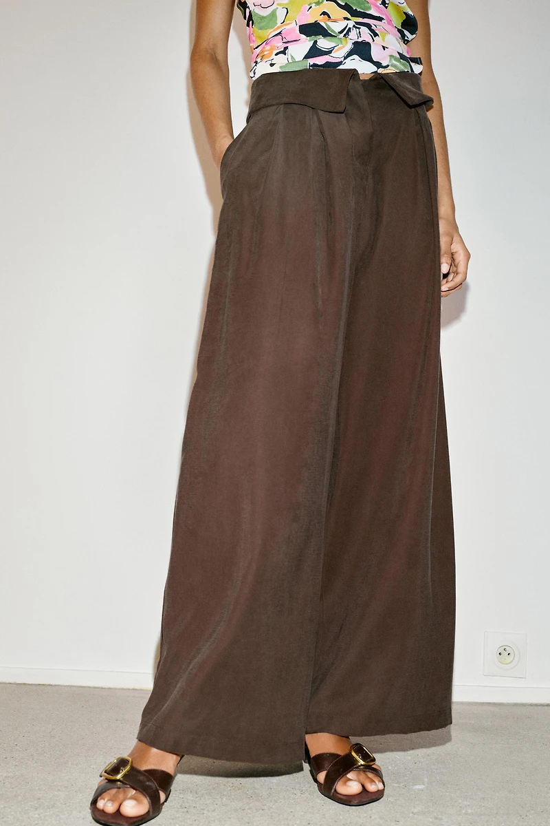 PANTALON À PINCES AVEC TAILLE REVERS