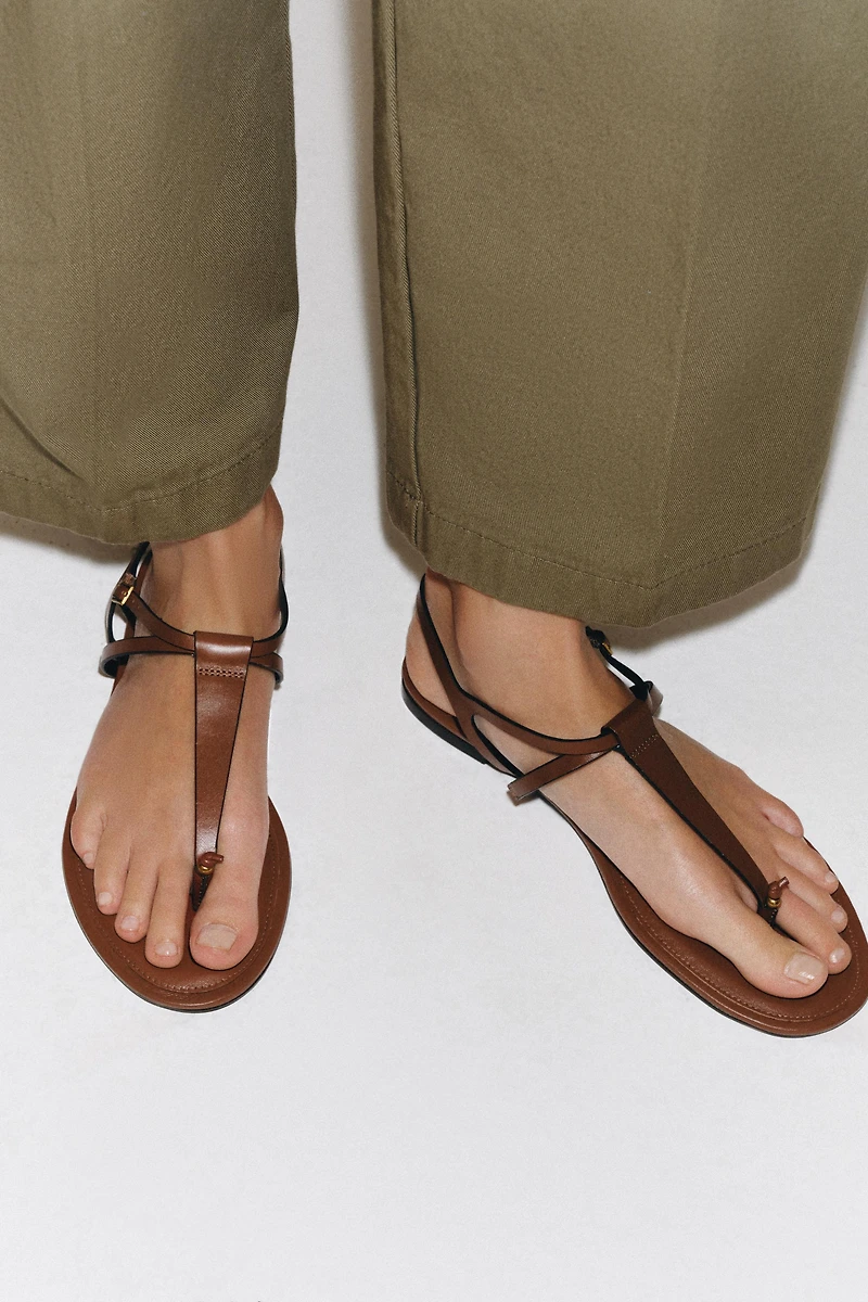 SANDALES PLATES EN CUIR