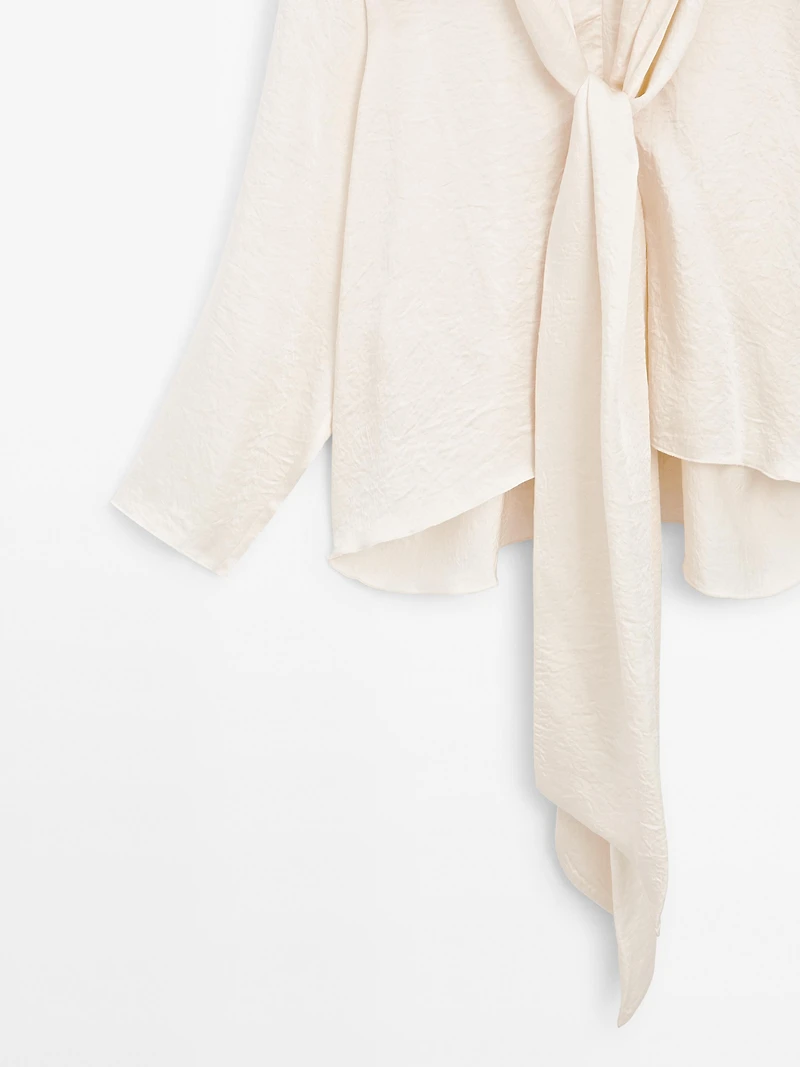 Flowing blouse with tie