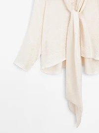 Flowing blouse with tie