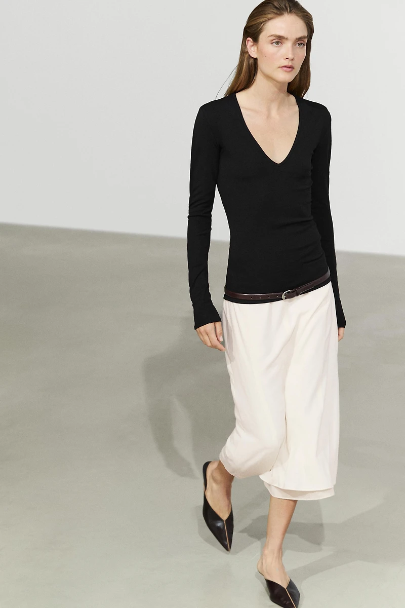 Long sleeve V-neck T-shirt