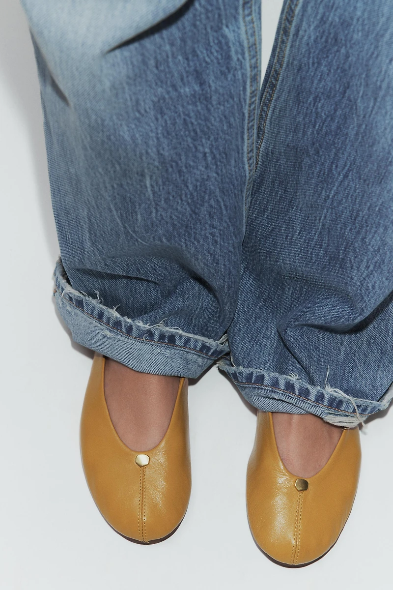 BALLERINES EN CUIR AVEC DÉTAIL MÉTALLIQUE