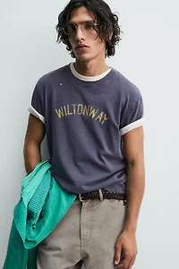 T-SHIRT DÉLAVÉ À IMPRIMÉ NUMÉRO