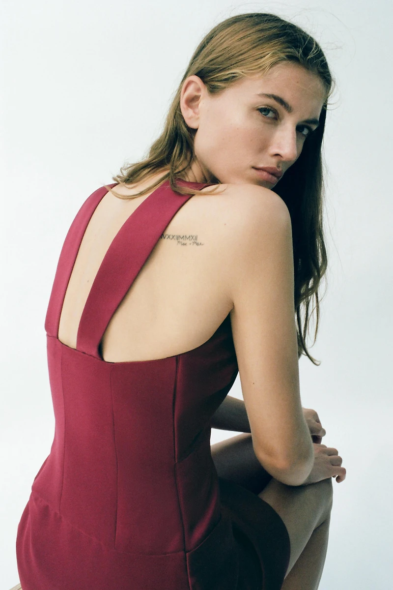 ROBE COURTE AVEC DÉTAIL À LA TAILLE