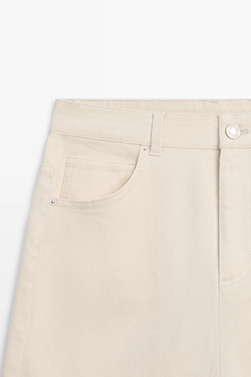 Straight-leg jeans with turn-up hems