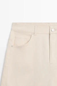 Straight-leg jeans with turn-up hems
