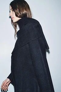 MANTEAU COURT AVEC ÉCHARPE EN MAILLE