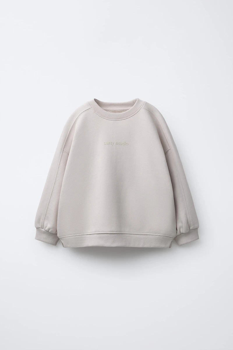 RAISED TEXT SWEATSHIRT