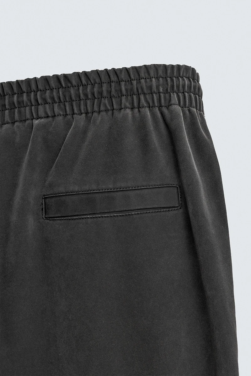 PANTALON RELAXED FIT CLOUS MATIÈRE SYNTHÉTIQUE