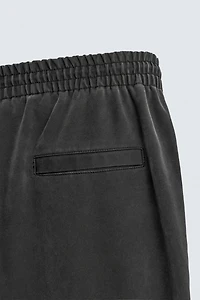 PANTALON RELAXED FIT CLOUS MATIÈRE SYNTHÉTIQUE