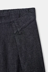 PANTALON EFFET DENIM À PLIS