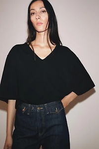V-NECK T-SHIRT