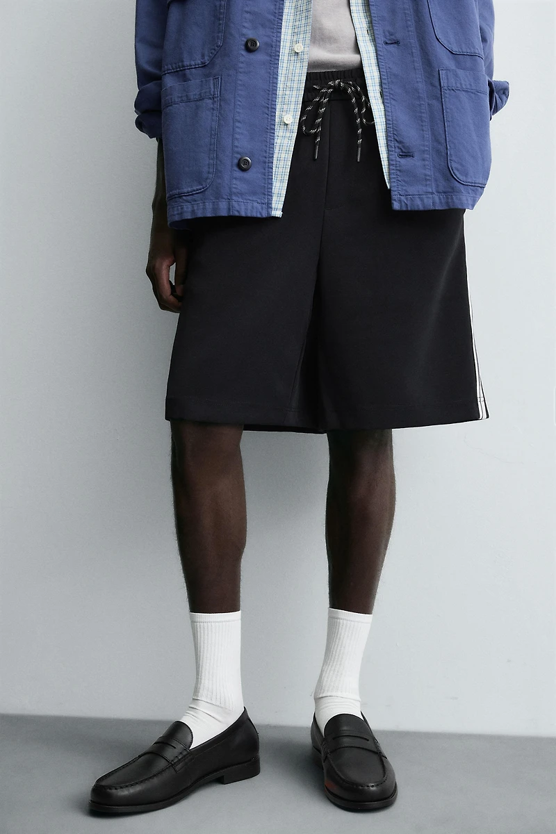 CONTRAST STRIPE SHORTS