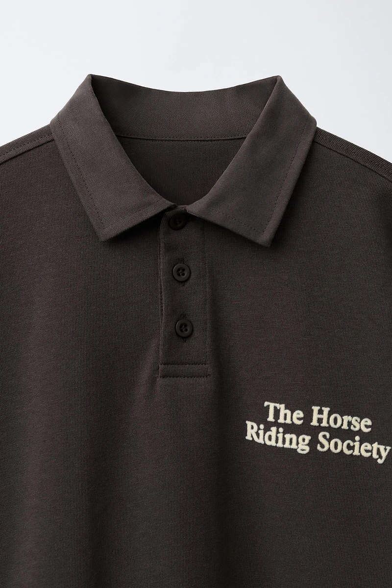 POLO AVEC INSCRIPTION EN VELOURS