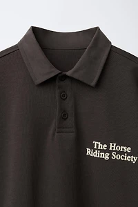 POLO AVEC INSCRIPTION EN VELOURS