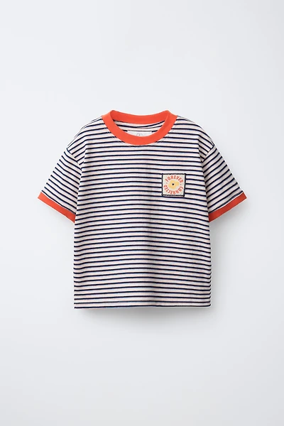 T-SHIRT À RAYURES AVEC ÉTIQUETTE