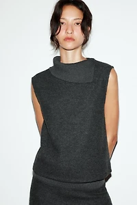 SOFT OPEN NECK TOP