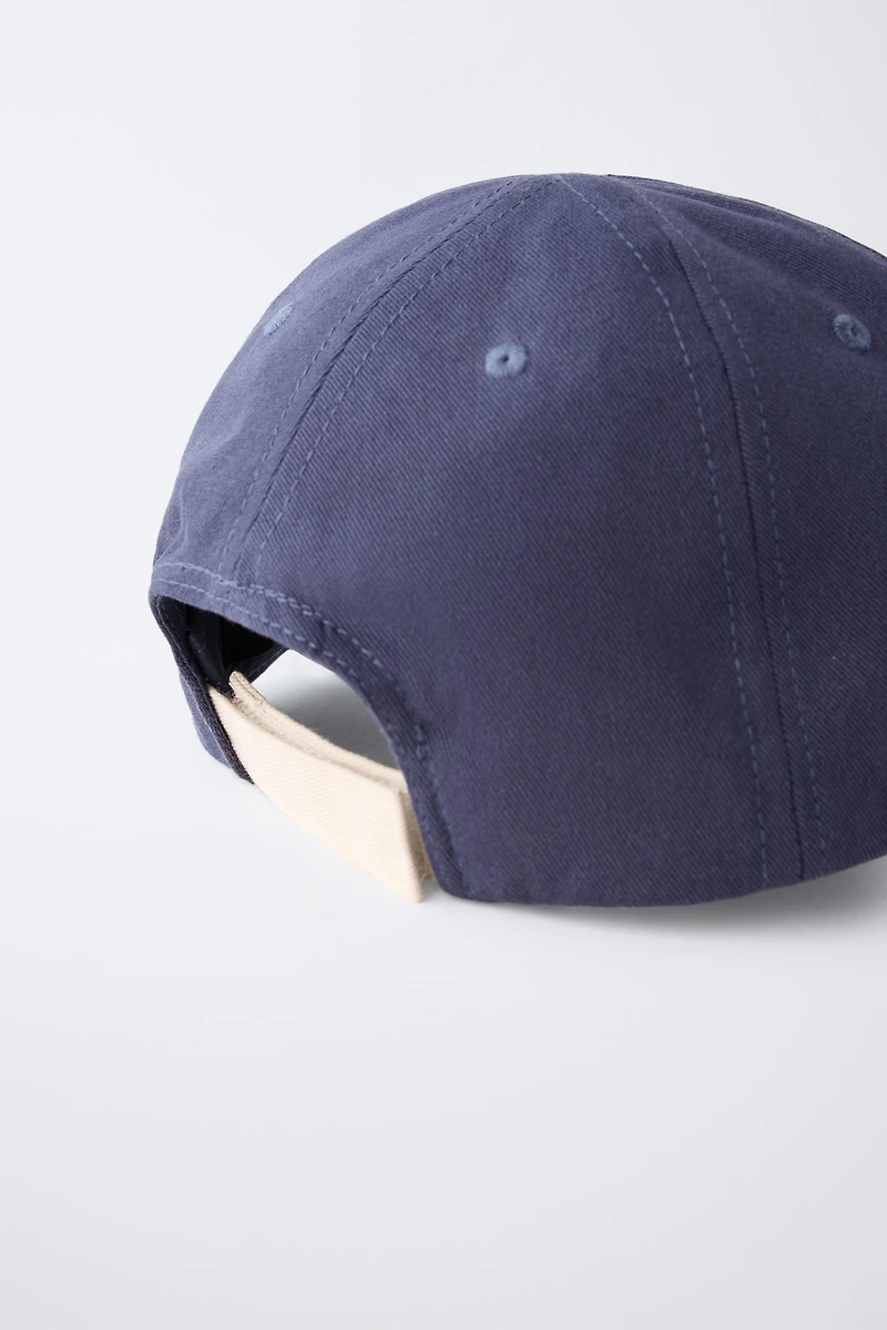 CASQUETTE UNIVERSITAIRE AVEC INSCRIPTION BRODÉE