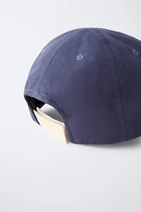 CASQUETTE UNIVERSITAIRE AVEC INSCRIPTION BRODÉE