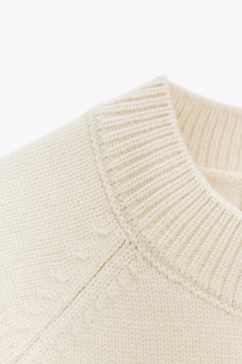 SLEEVELESS KNIT TOP