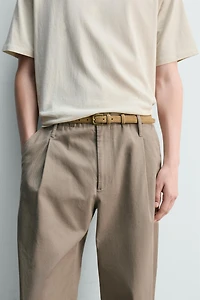 PANTALON CHINO À PLIS
