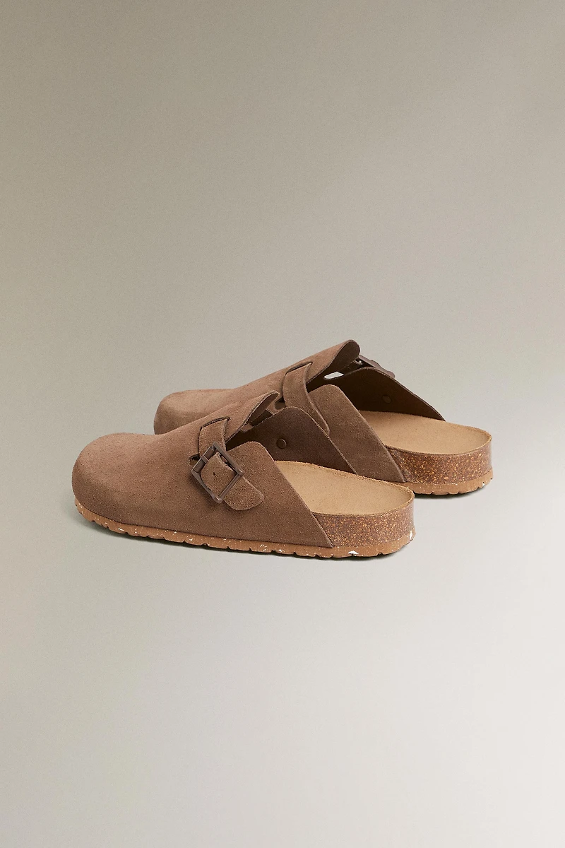 LEATHER CLOGS WITH BUCKLE