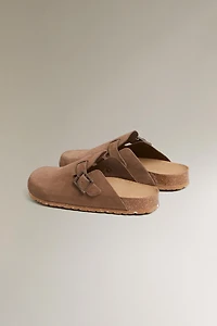LEATHER CLOGS WITH BUCKLE