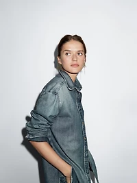 Loose-fitting denim shirt with pockets