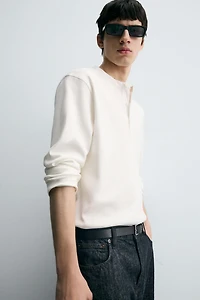 TEXTURED CONTRAST COLLAR T-SHIRT