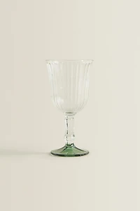 RAISED WINE GLASS WITH A COLORED BASE