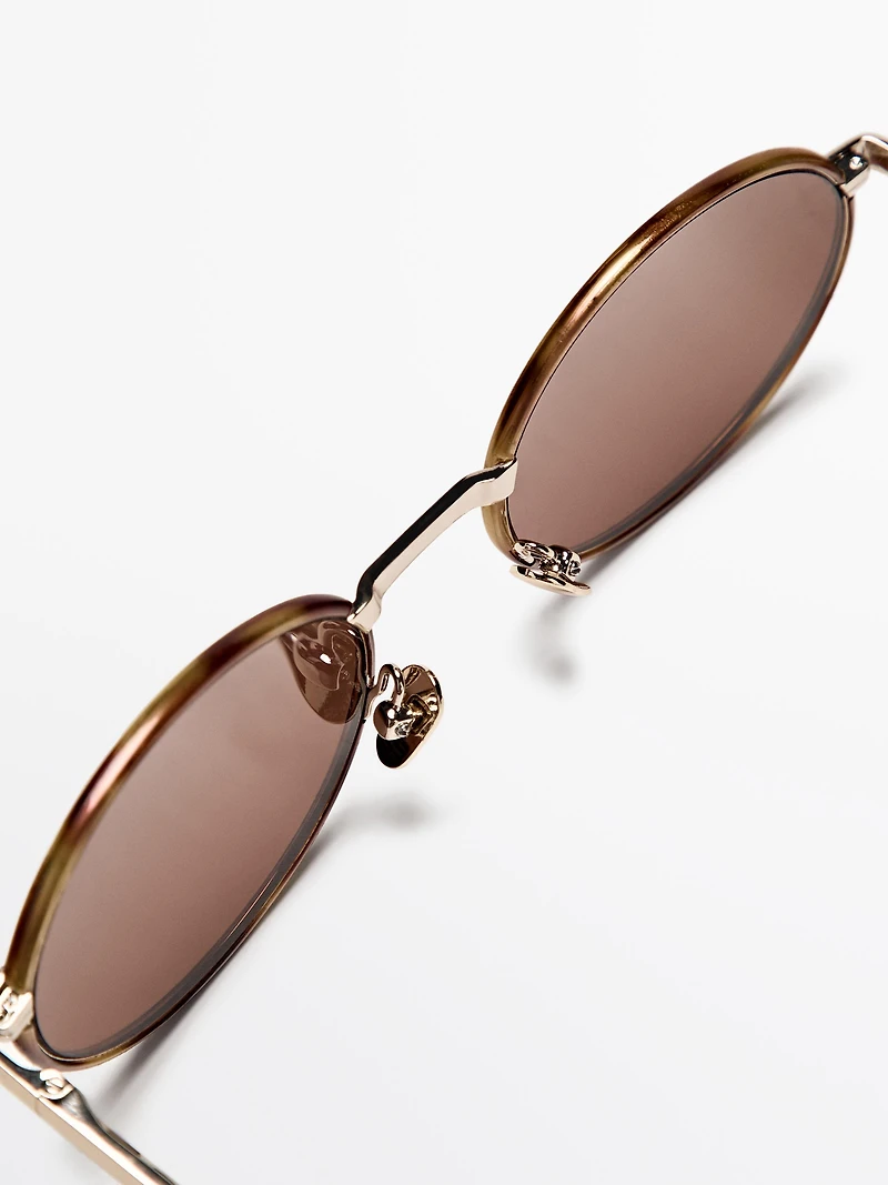 Lunettes de soleil rondes contrastantes