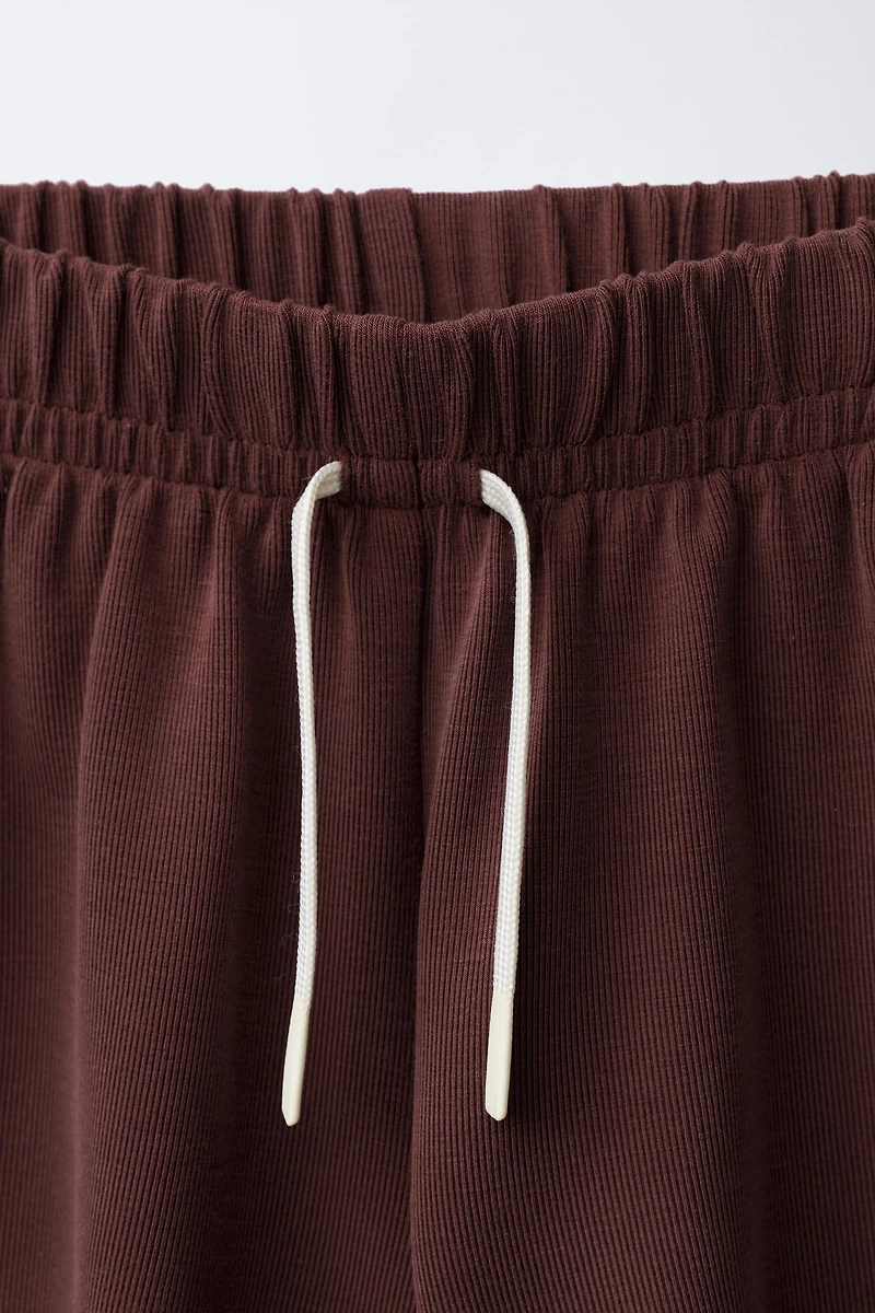 CONTRAST SIDE STRIPE SHORTS