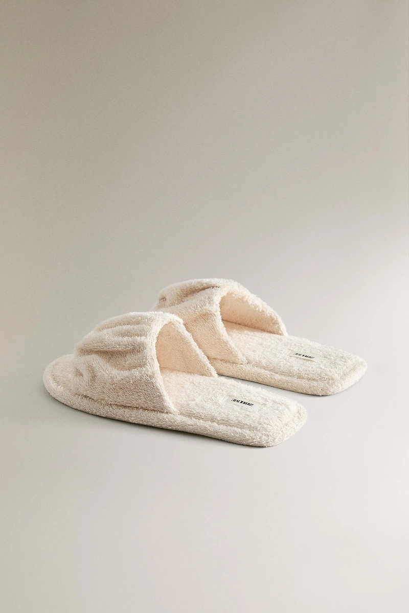 PLEATED TERRYCLOTH BATHROOM SLIDERS