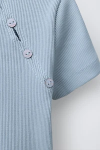 RIBBED BUTTON T-SHIRT