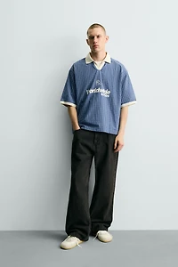 PRINTED TEXT CROPPED POLO SHIRT