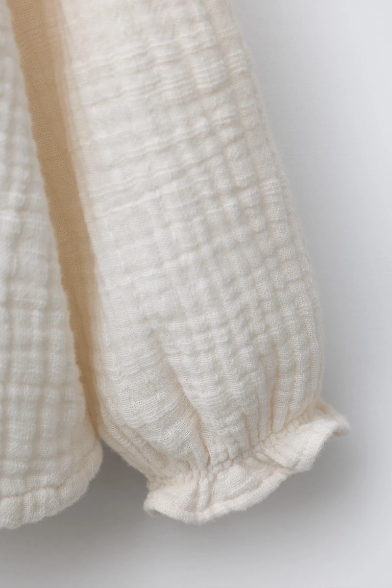 CONTRASTING SCALLOPED TEXTURED SHIRT