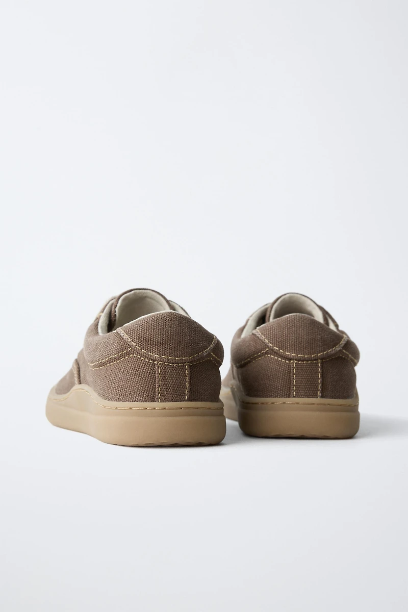 LACE-UP SNEAKERS