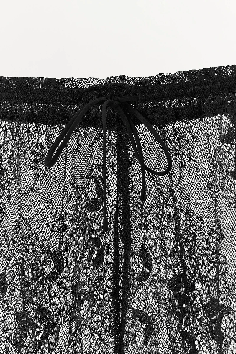 LACE CAPRI PANTS