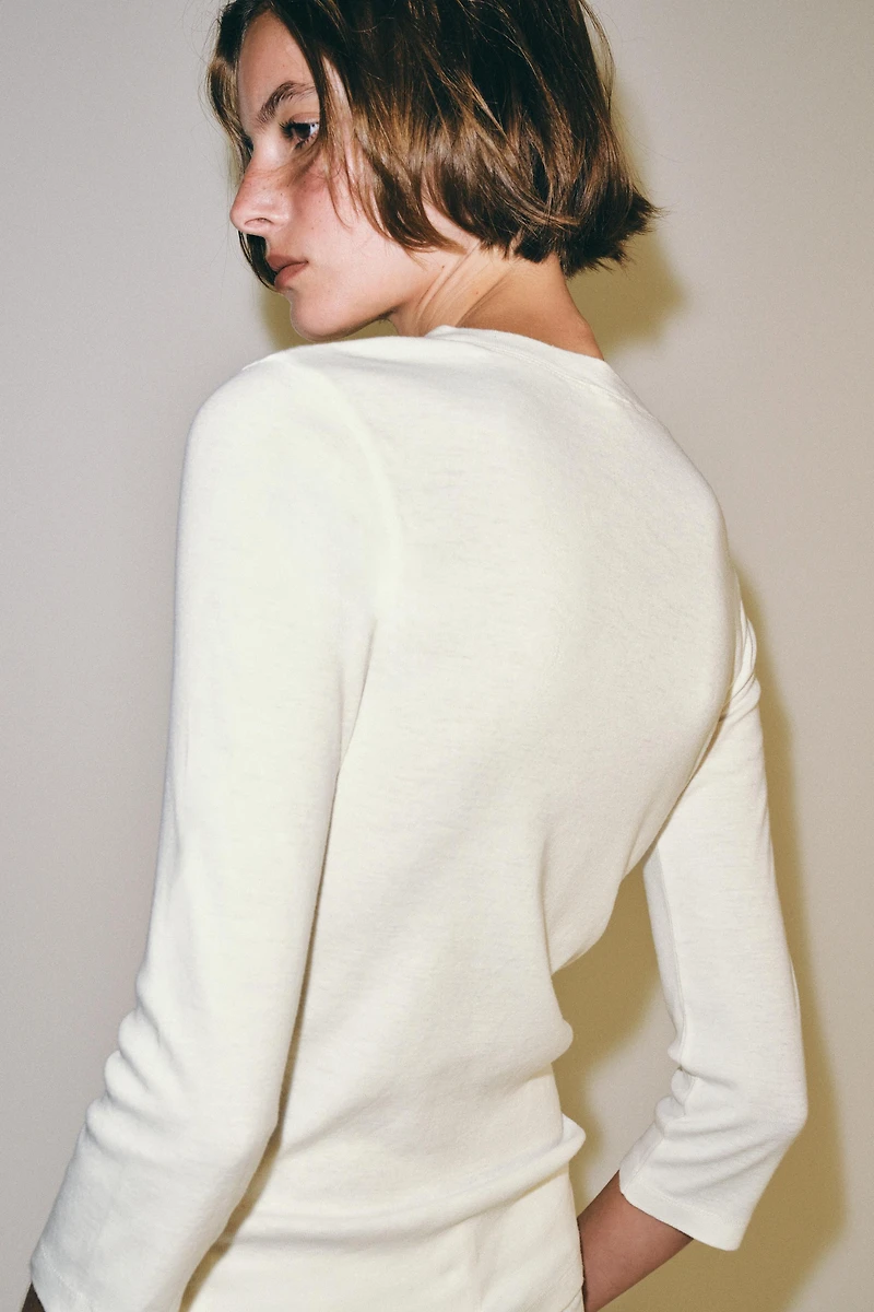 V-NECK T-SHIRT