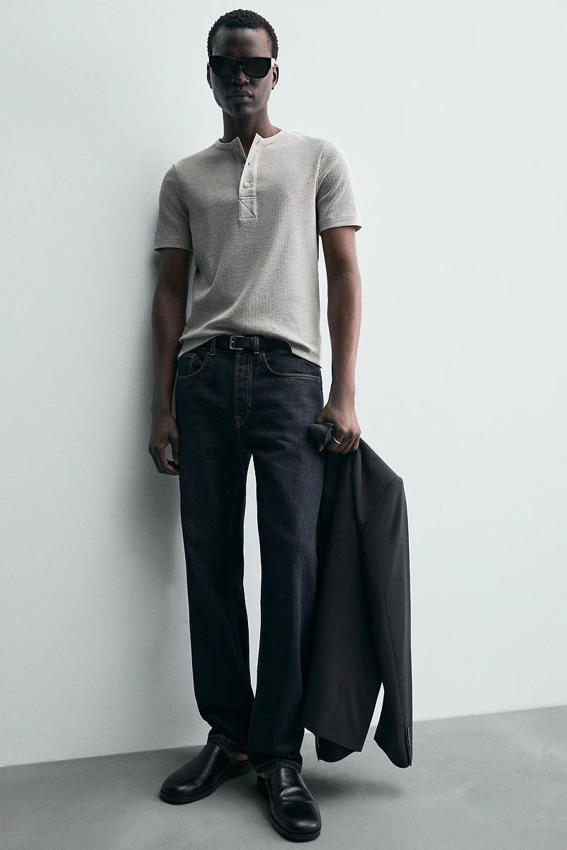 BUTTON-NECK T-SHIRT