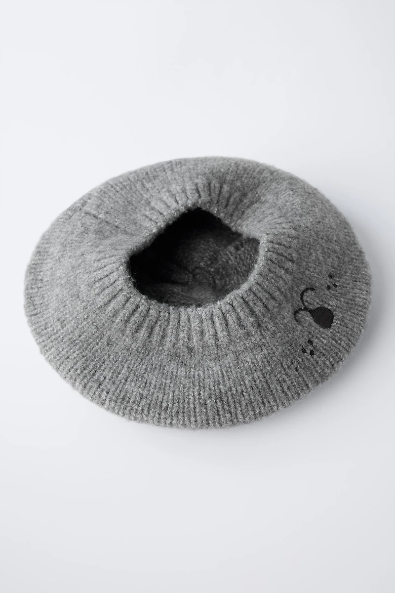 BÉRET EN MAILLE OREILLES BRODÉES
