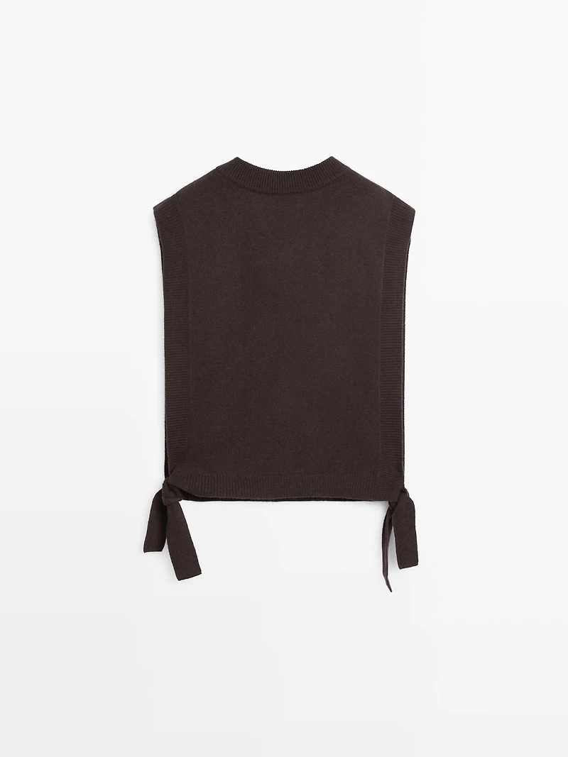 V-neck bib with tie details