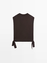 V-neck bib with tie details