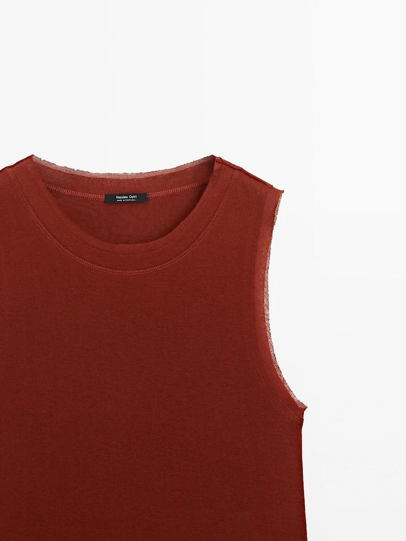 Sleeveless T-shirt with double piping