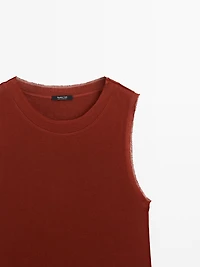 Sleeveless T-shirt with double piping