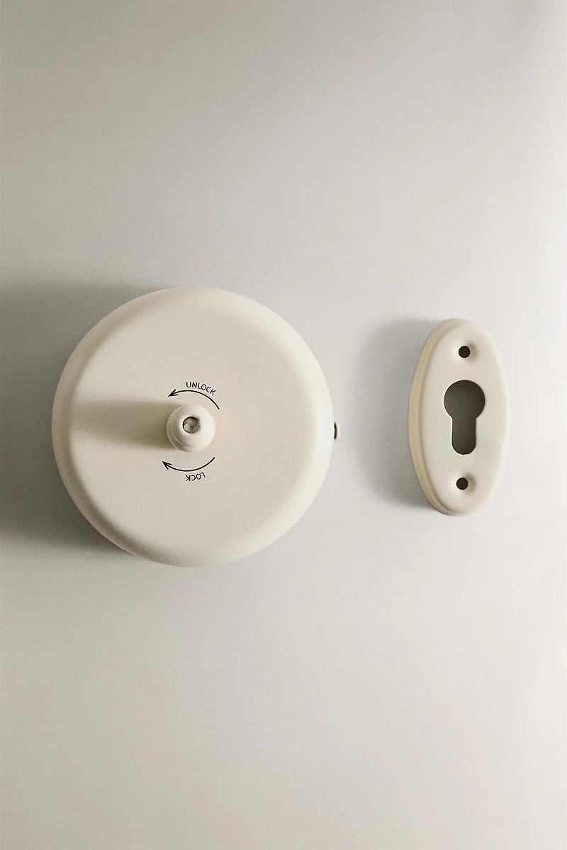 RETRACTABLE WALL CLOTHES LINE