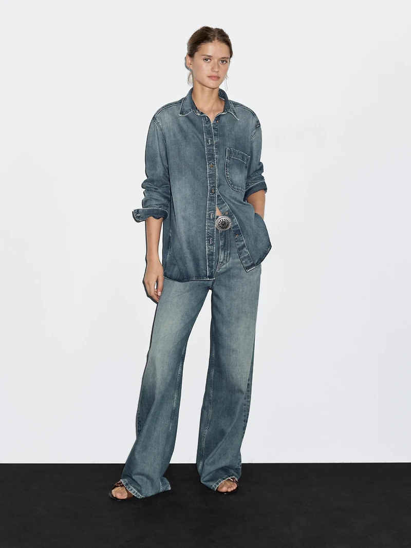 Loose-fitting denim shirt with pockets