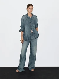 Loose-fitting denim shirt with pockets