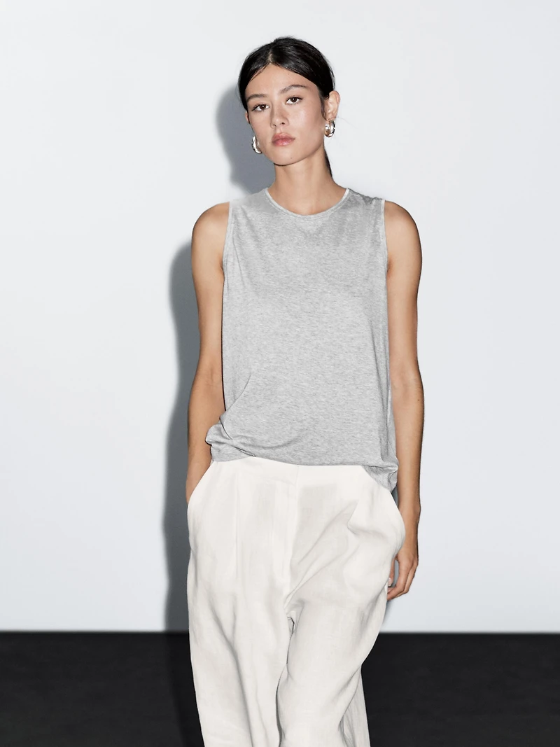 Sleeveless round neck T-shirt